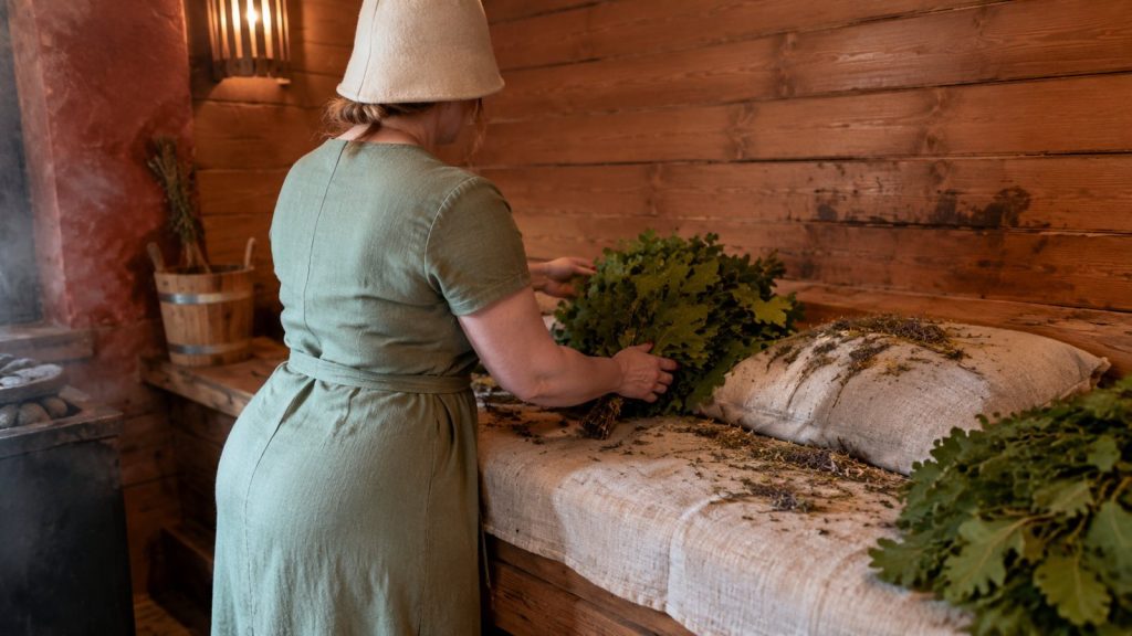 Гость на матрасе из сена и трав, пармастерица с веником