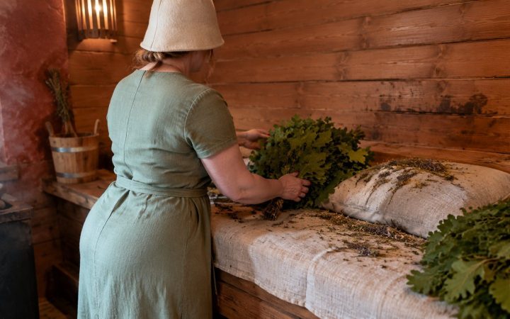 Гость на матрасе из сена и трав, пармастерица с веником