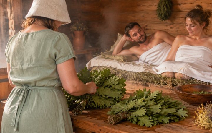 Муж и жена отдыхают на матрасе из сена во время банной программы