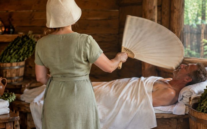 Пармастерица обмахивает гостя опахалом после парения