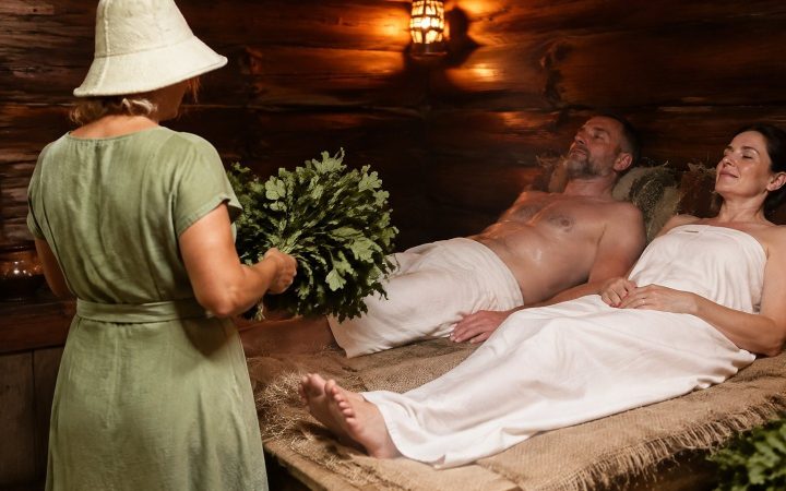 Банная программа для двоих: муж и жена на полке, пармастерица с веником