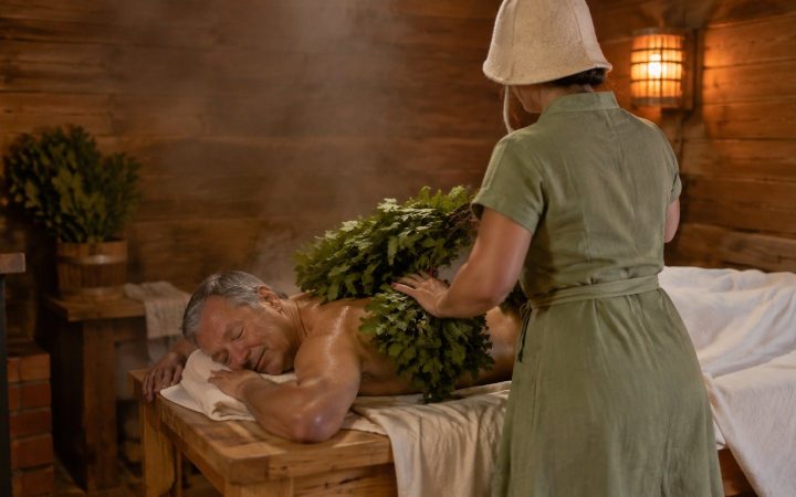 Тантра-баня: пармастерица с вениками в тёмной парной при свечах